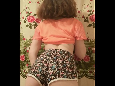 ❤️ Keçika ciwan a seksî li ber kamerayê kurtanên xwe ji xwe dike ❤️❌ Kalîteya porno li me ❤