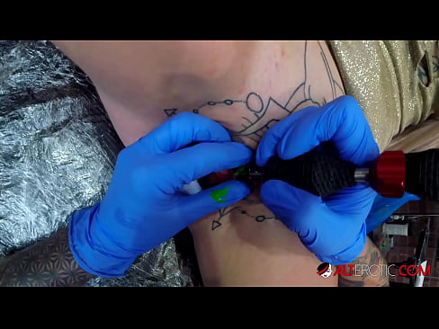 ❤️ Keçika pir tattookirî Sully Savage tattooek li ser klîtorê xwe kir. ❤️❌ Kalîteya porno li me ❤